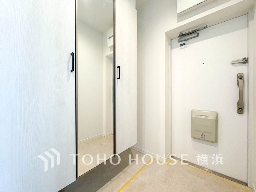 収納力のあるトールサイズのシューズボックスを設置した玄関スペース。便利なミラー付きです。
