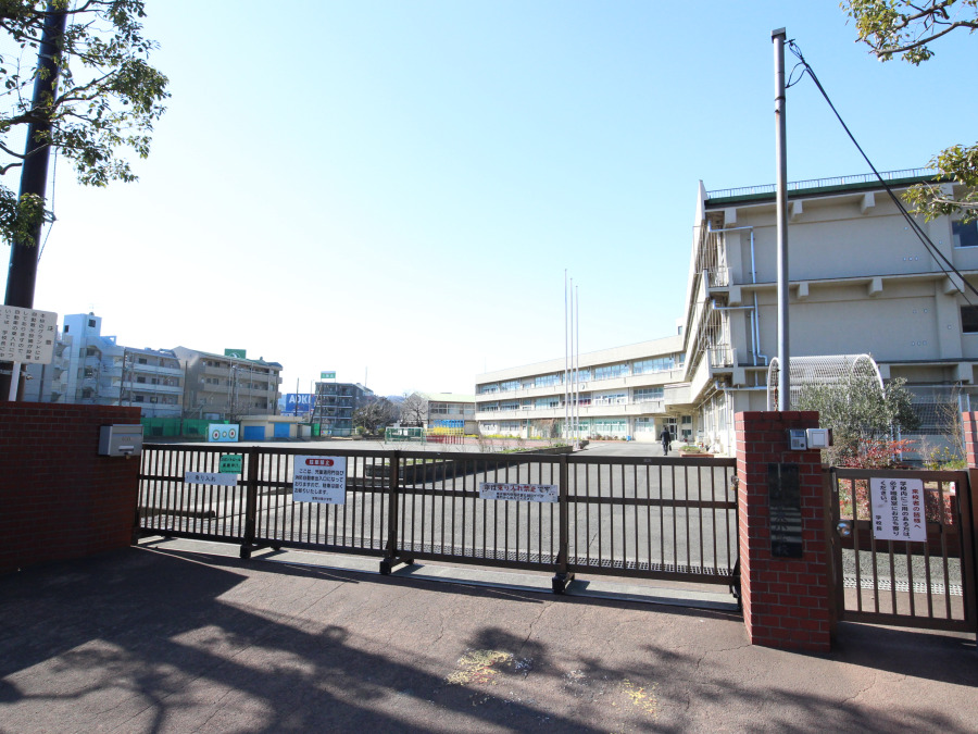 横浜市立釜利谷東小学校　約800ｍ
