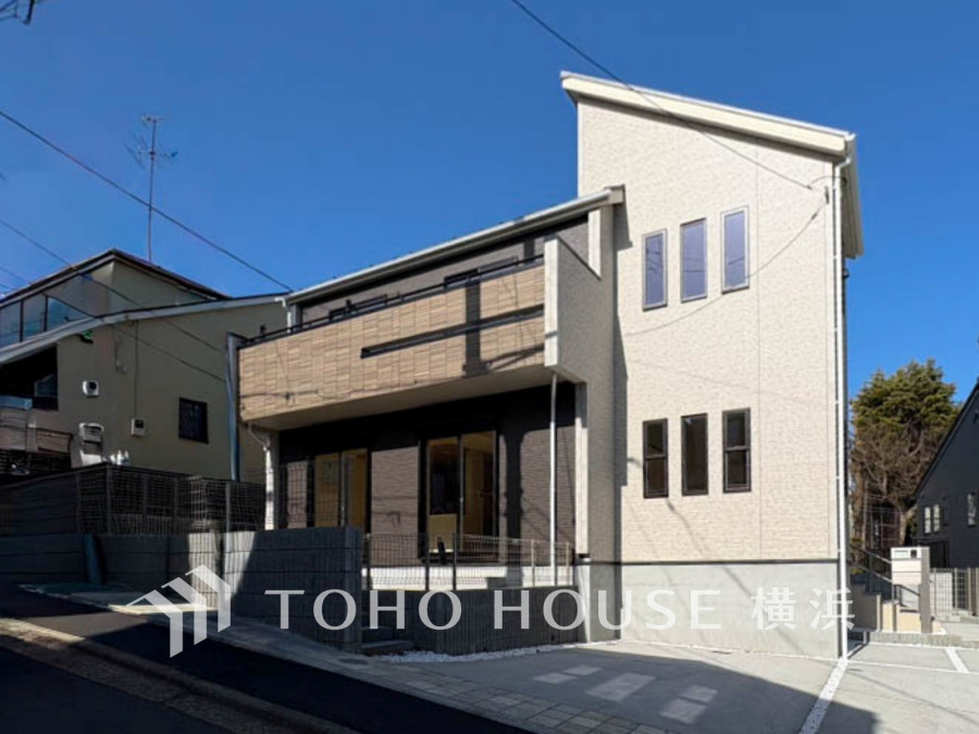 住む人を映し出す洗練された佇まいは、いつまでも輝き続けながらいつしか街の風景に溶け込んでいきます。