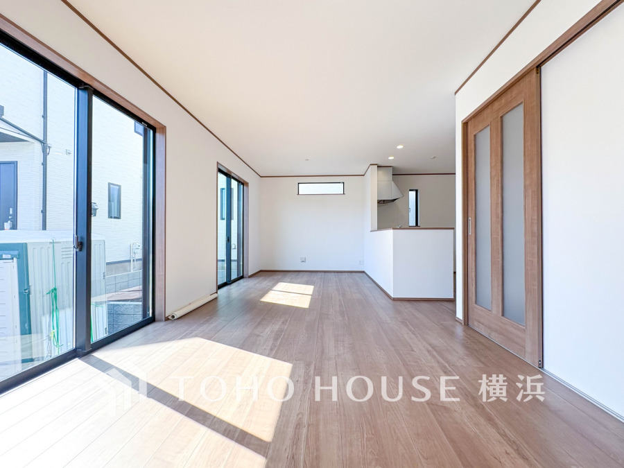 家族みんなが爽やかに健やかに過ごせるように、溢れる光をたっぷり取り込んだリビングダイニング。集いの場、憩いの場としての快適性を求めたやすらぎの空間です。