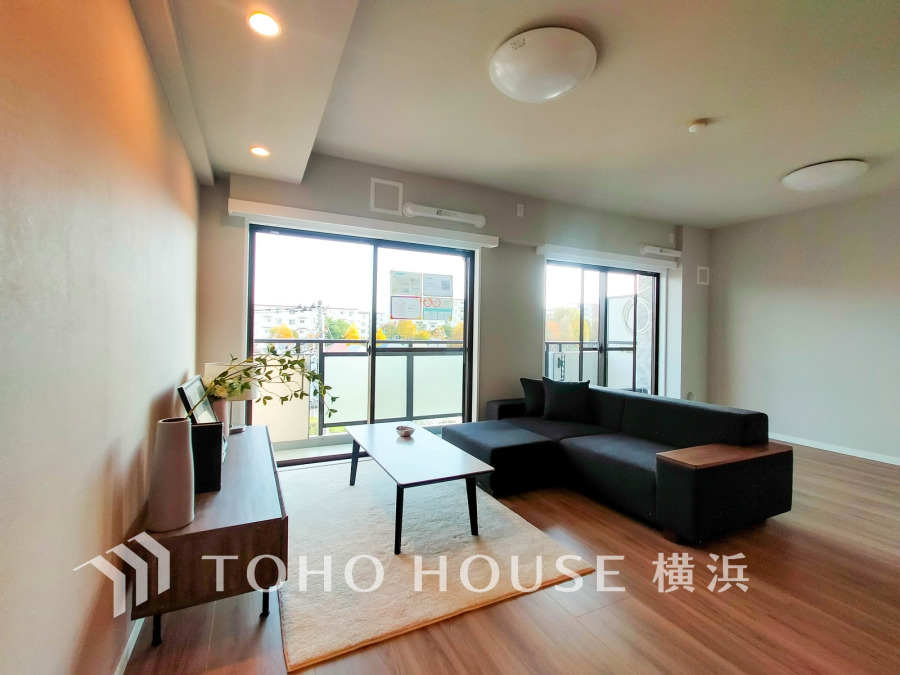 和やかで洗練された空間の演出。寛ぎとコミュニケーションを育む居心地のよい場所。やわらかな陽射しが降り注ぎ、室内に開放感と爽快感をもたらします。