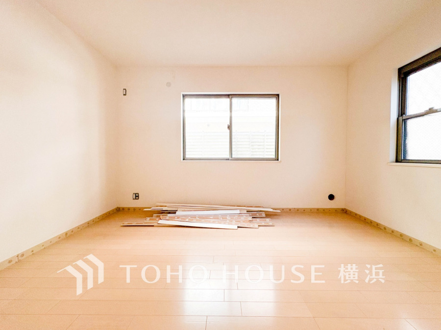 【2025年10月撮影】穏やかな風と陽光を導き、プライバシーに配慮された設計プランを採用し、居住性を一段と心地よいものにしています。明るく開放的な空間を演出しております。