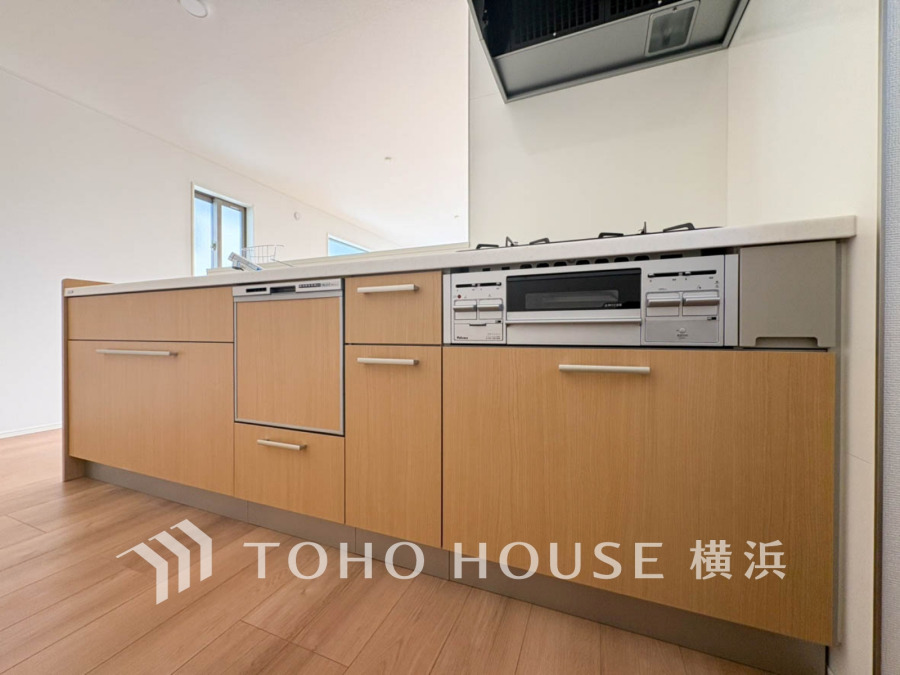 使いやすさを追求した木目調のシステムキッチン。収納豊富で調理がスムーズに行えます。