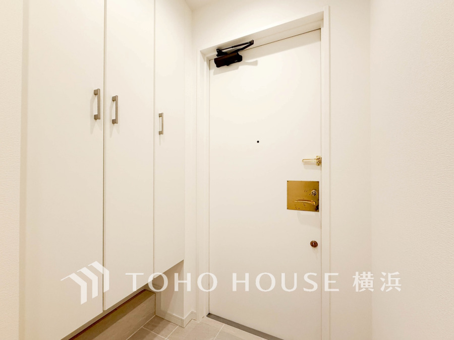 お客様をお迎えする玄関は落ち着いた雰囲気。帰り着くたびに洗練されたテイストの空間に迎えられ誇りと喜びを感じる玄関まわりです。