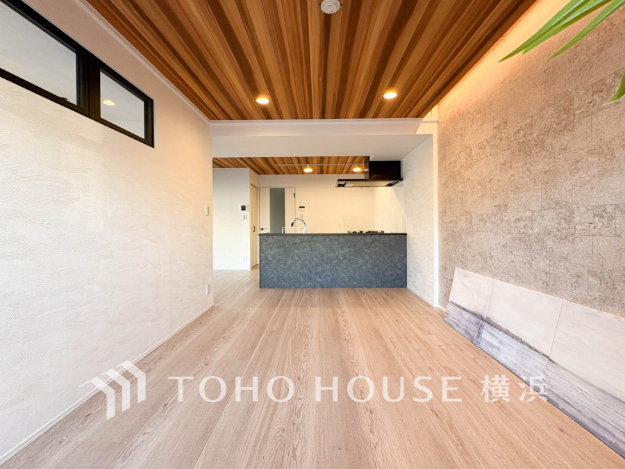 家族と過ごすひと時を溢れる光が優しく包み込むリビングダイニング。家族とともに、心穏やかに過ごすひととき。家族との時間、自分の時間を大切にできる空間がここにあります。