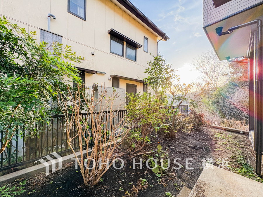 毎日の暮らしの中に癒しを与えてくれるお庭スペース。小さなお子様の遊び場にもちょうど良い空間です。ガーデニングで色とりどりの草花を綺麗に飾ればより一層華やかな空間になります。