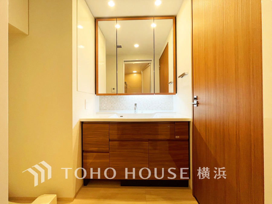 木目調の落ち着いた色使いのパウダールームはドレッシーな雰囲気で、上質を感じられる空間。朝晩のケアをする大切な場所だからこそ、ゆったりした落ち着きと清潔感を持たせました。