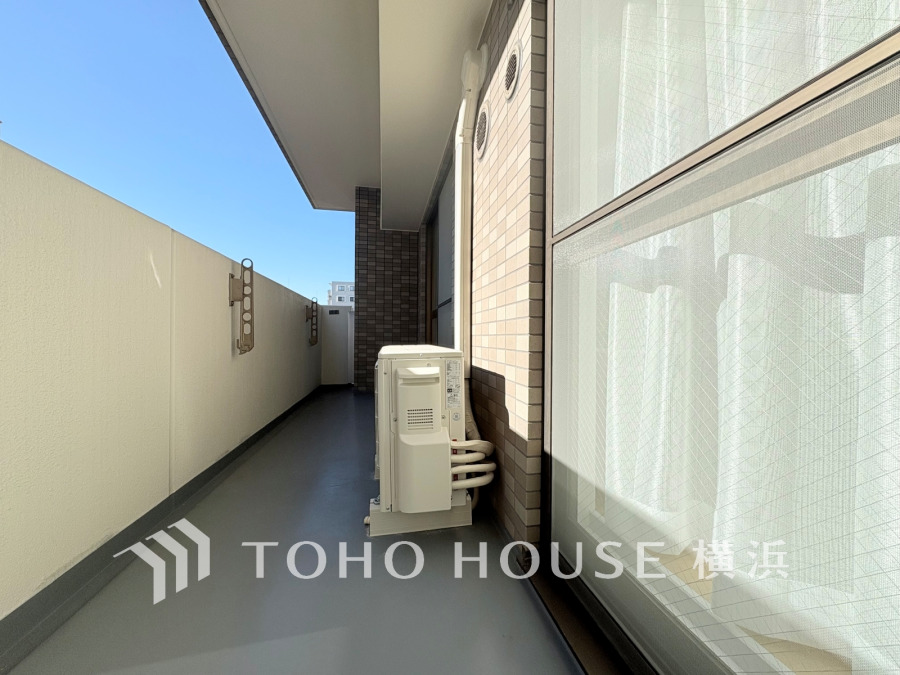 気持ちのいい空が見渡せる広いバルコニー。爽やかな風を感じて、心躍る素敵な暮らしがはじまります。