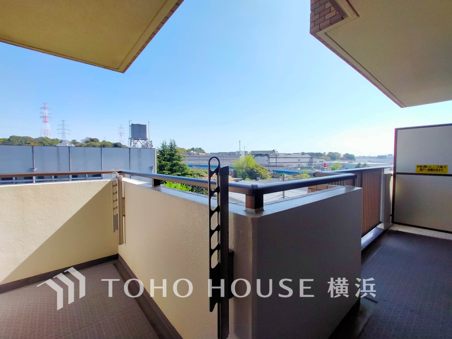 陽射しとともに、少しずつ装いを変える街の景観から、星空が地上に映りこむかのような夜景の煌きまで、この街ならではの美しい風景。