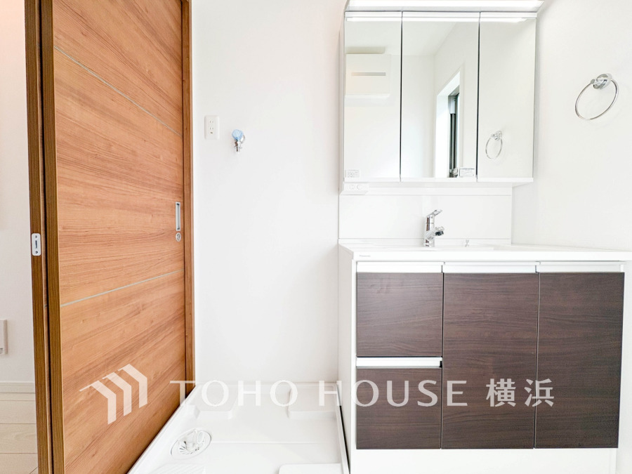 ご家族の1日が始まり、1日の終わりを締めくくる洗面空間。快適に過ごせることはもちろん、気品や優雅さを兼ね備えたパウダールームです。