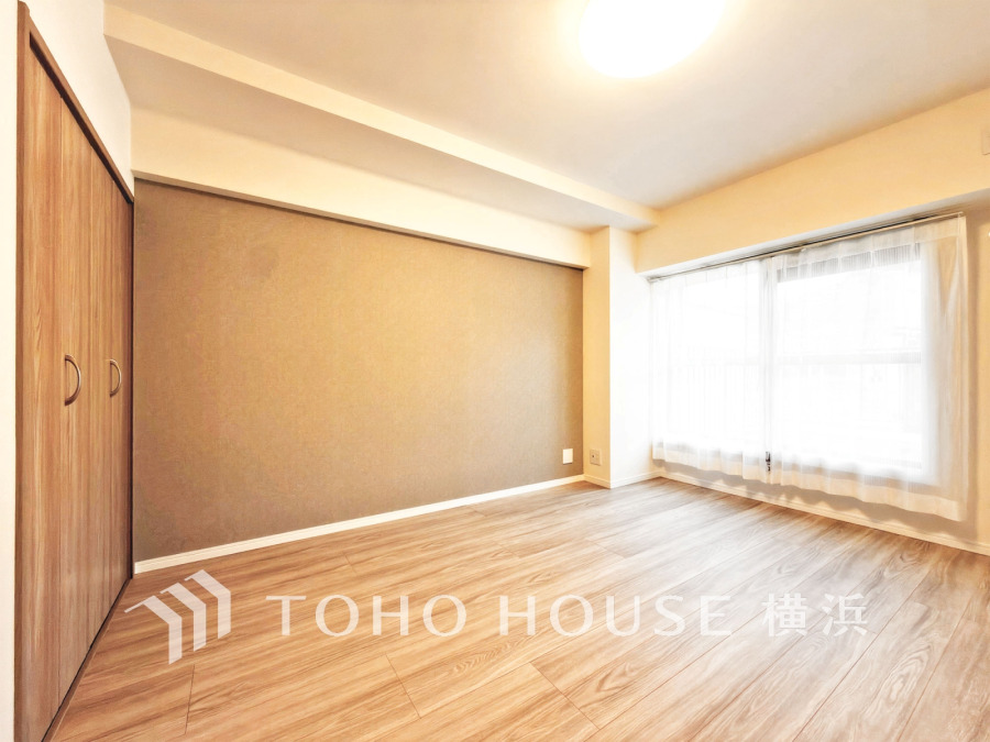 たっぷりの収納を備えた洋室。プライベートな自分時間を快適に過ごせるお部屋です。