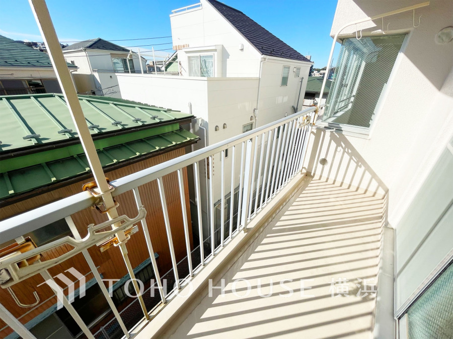 たっぷりの陽光が差し込むバルコニー。健やかな暮らしを守る太陽の恵みを存分に享受できます。爽やかな風と暖かな陽射しが紡ぐハーモニーが日々の暮らしのBGMになることでしょう。