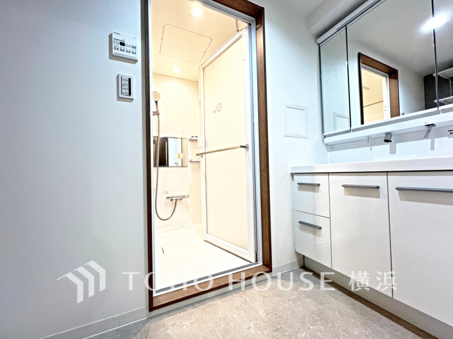 新規交換された洗面化粧台は美しく使いやすい機能が備えられています。