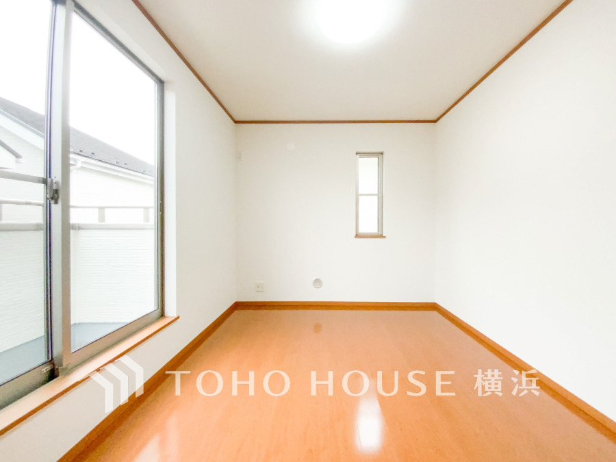 大きな窓からは快適な光を取り入れ、通気性能を上げる事で居心地の良い空間を演出します。多くの時間を過ごす住まいだからこそ、いつも快適な場所であるように心掛けています。