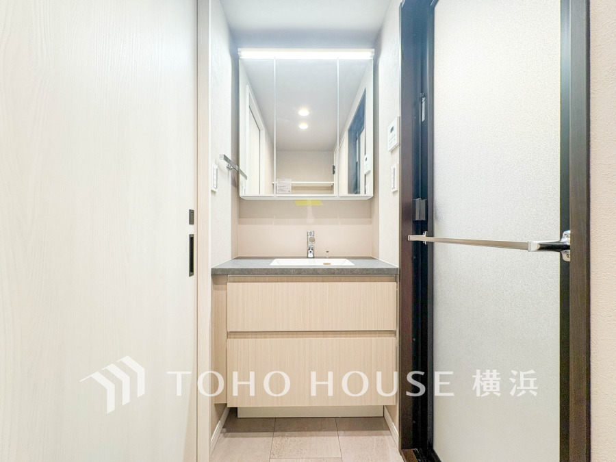 洗面台は大きな鏡で使いやすく、収納も充実。毎日の身支度が快適に行えます。