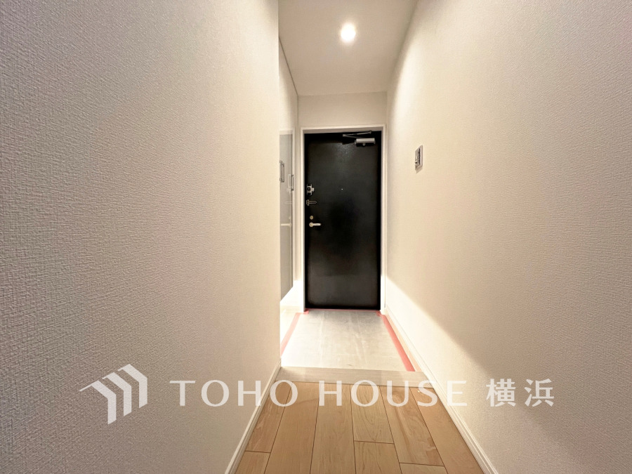 玄関には、お出かけ前の身だしなみチェックに便利な大型のミラーのついたシューズボックスを設置。
