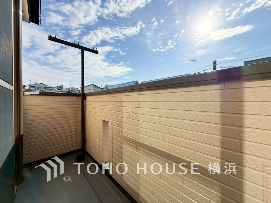 陽当たり良好なバルコニーは、洗濯物もよく乾き、気持ちの良い風を感じられる快適な空間です。