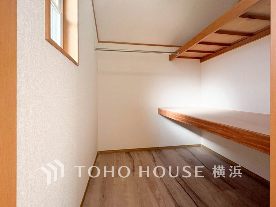 ひと目で収納物を確認できるウォークインクローゼットは、ゆとりの広さを備えた大型収納。数多くの衣類に加え、足元には引出しや衣装箱、シューズボックスなども収納することができます。