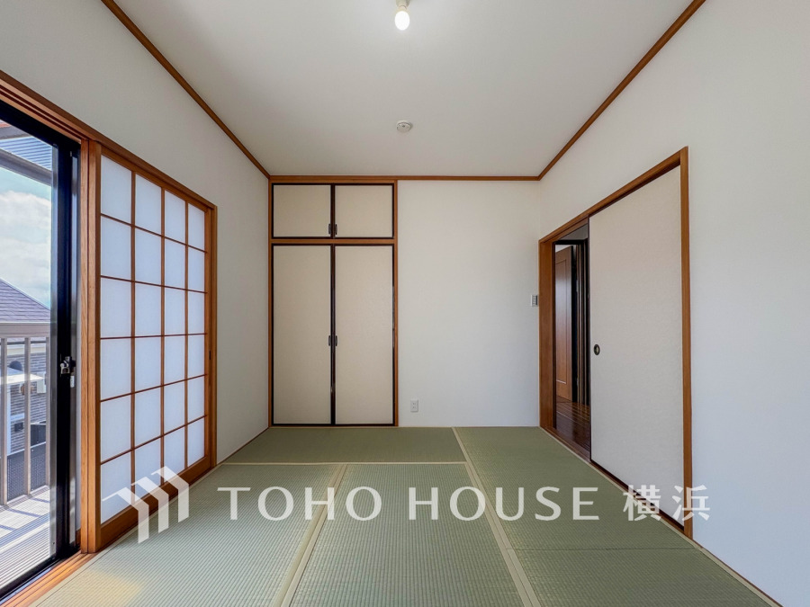 洋室とはまた違った良さがある和室。畳の香りに癒され、和の空間を感じることのできる落ち着きある一部屋です。障子からこぼれる光も優しく心穏やかになる空間です。