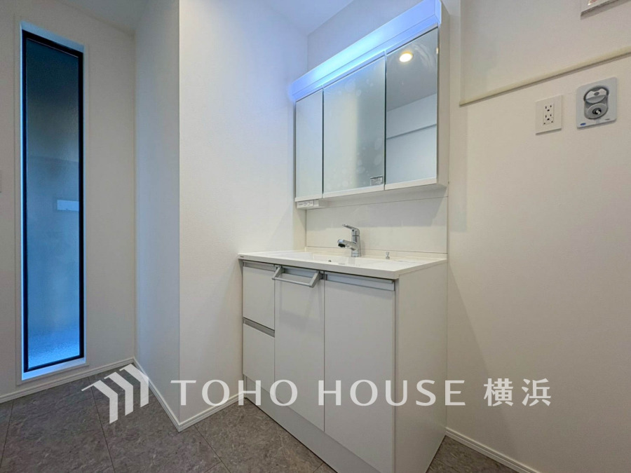 シンプルで清潔感のある洗面台。収納スペースも確保され、使い勝手の良い快適な空間です。