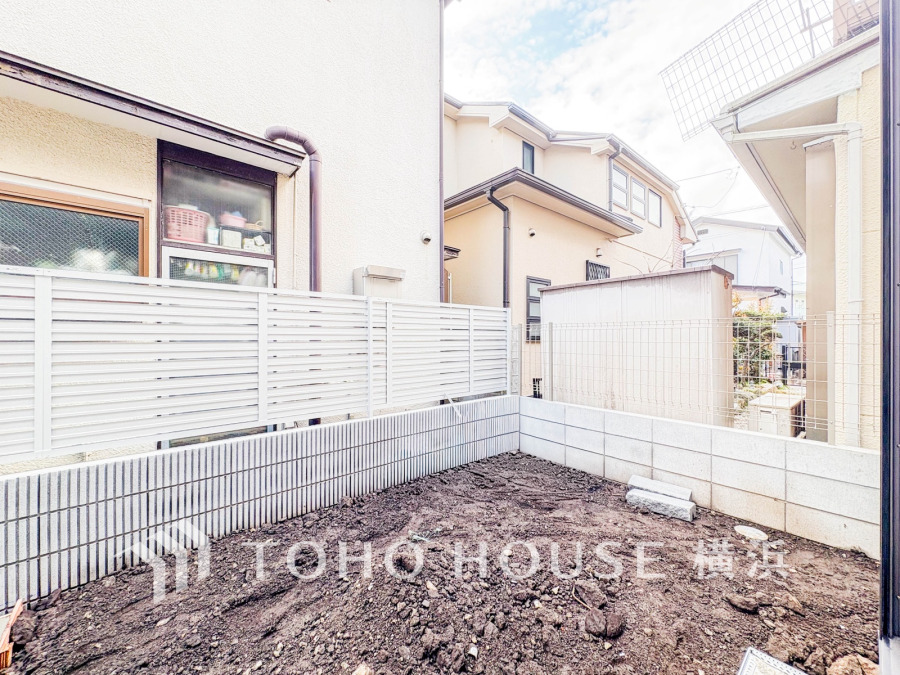 ちょっとしたお庭スペースが日常に癒しをプラスします。お好みの植物や季節のお花で演出してみるのもいいですね。
