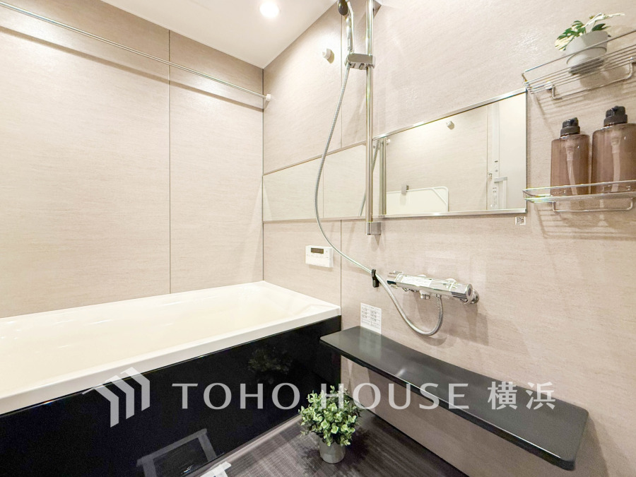 心地よいリラックスを叶える清潔感溢れる美しい空間。快適で機能的なバスルームです。
