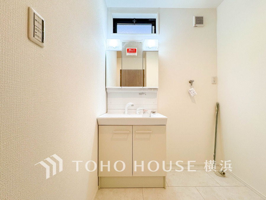 十分な大きさの洗面台は、身だしなみチェックや歯磨きなど、朝の慌ただしい時間でも余裕とゆとりを感じて頂けます。