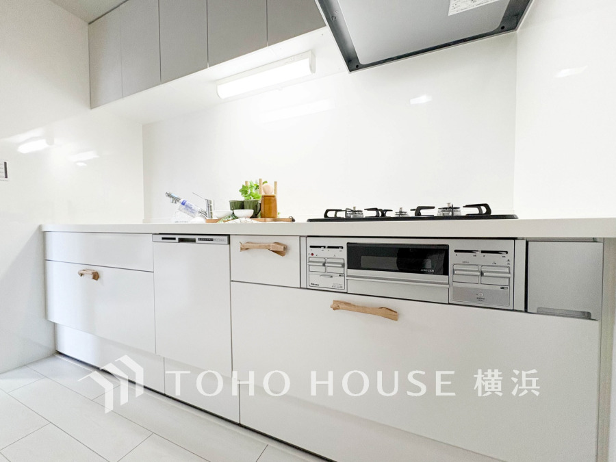 清潔感あふれるホワイト基調のシステムキッチン。収納豊富で使いやすく、家事効率を高めます。