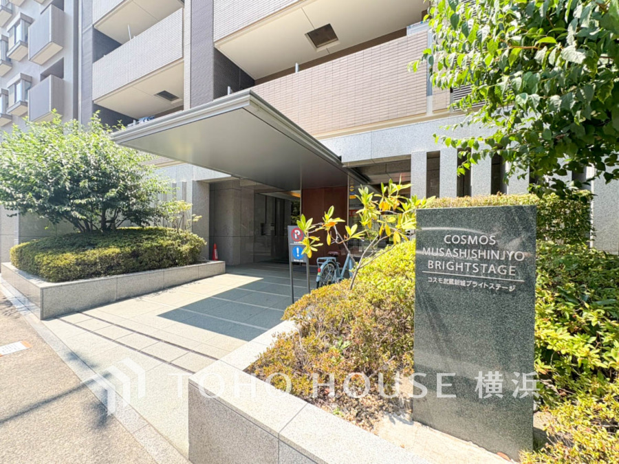 植栽の位置や開放的なエクステリアも含めて美しくトータルにデザインされています。時間のゆとりと空間、爽やかな陽光がもたらす光と風を贅沢なまでに感じる暮らしが始まります。