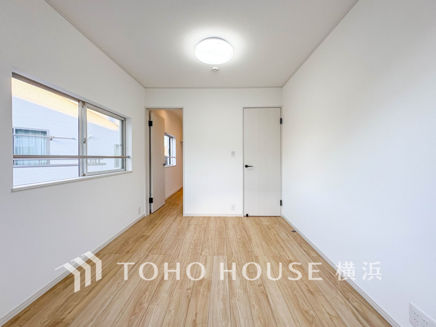 穏やかな風と陽光を導き、プライバシーに配慮された設計プランを採用し、居住性を一段と心地よいものにしています。明るく開放的な空間を演出しております。