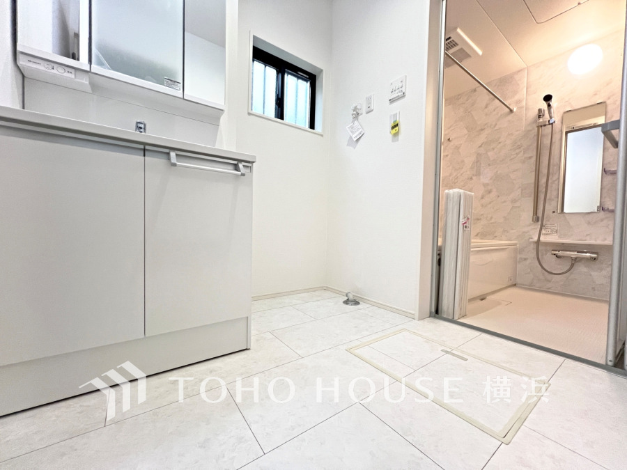 清潔感あふれるホワイトで統一された洗面室。ゆとりある空間で快適なバスタイムを実現します。