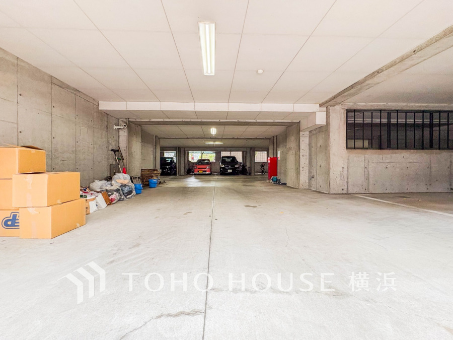 平置きの専用駐車場。ハイルーフ車も駐車可能です。リングシャッター付きで防犯面も安心です。