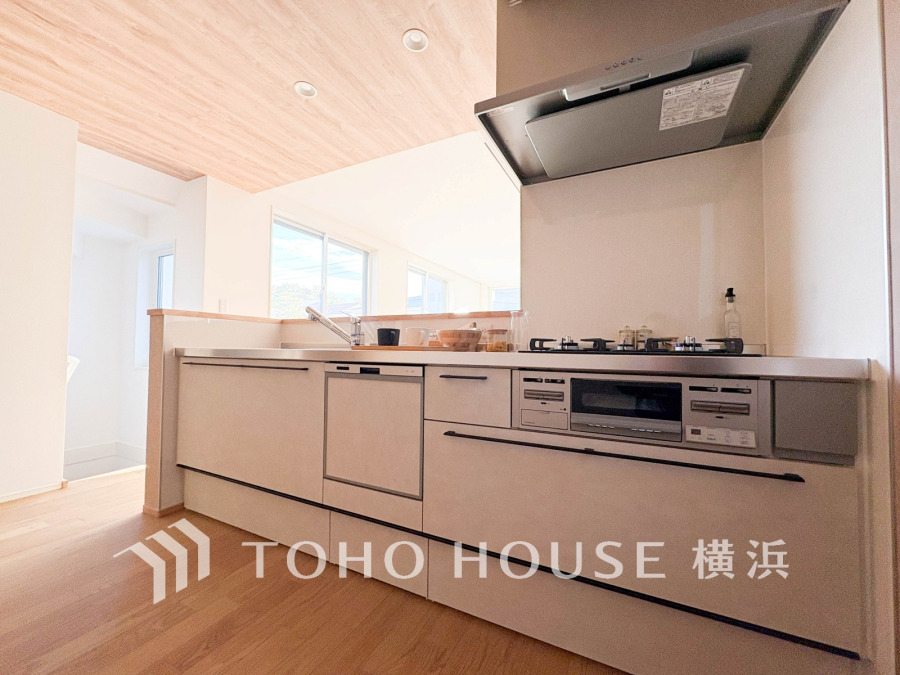 明るい自然光が差し込む対面キッチン。収納豊富で使いやすく、家事効率を高める設計です。