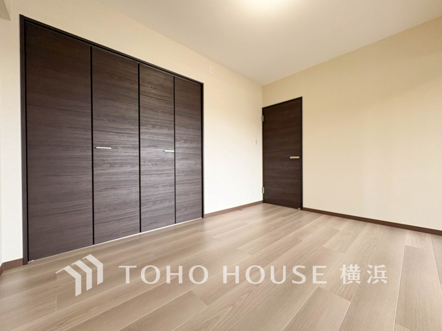 穏やかな風と陽光を導き、プライバシーに配慮された設計プランを採用し、居住性を一段と心地よいものにしています。明るく開放的な空間を演出しております。