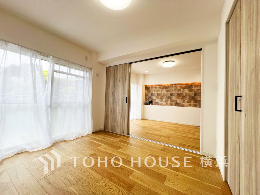 バルコニーに面した明るい洋室。穏やかな陽射しが、ゆったりとした寛ぎの時間を包みます。
