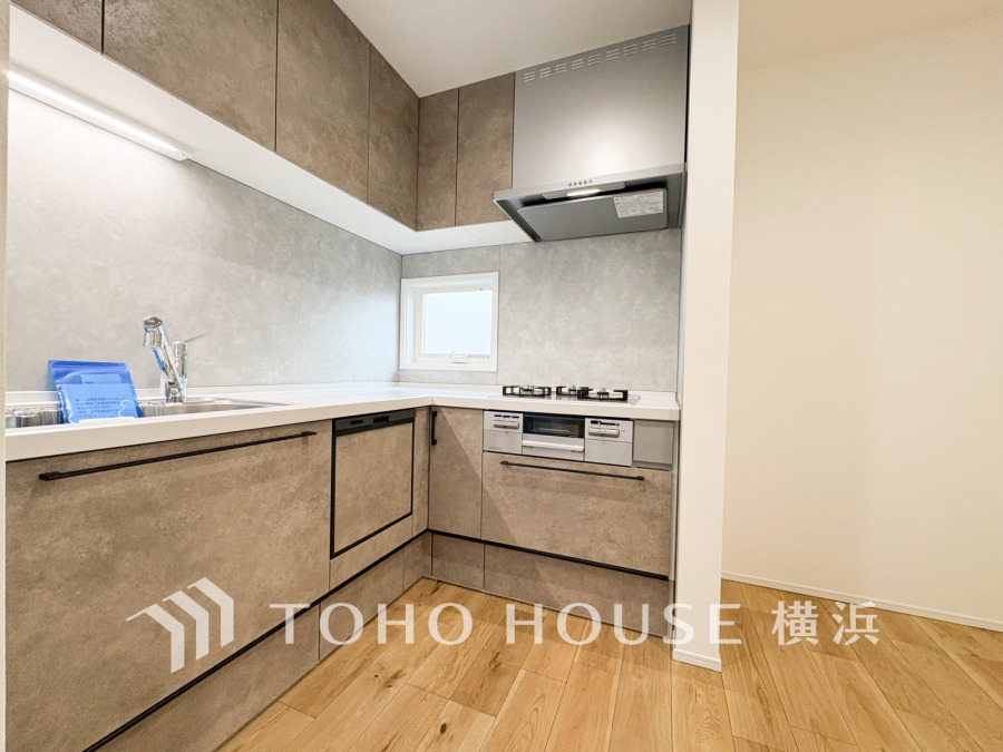 内装の主役でもあり、日常活躍する重要な水回りでもあるからこそ機能性・デザイン性に力を入れております。お手入れのしやすいシステムキッチンを採用しております。