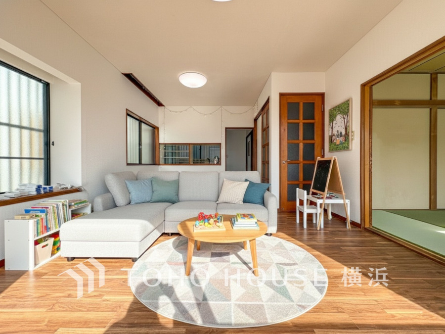 ここにはみんなが集い、食事と楽しい会話が始まる。話に夢中になりすぎて、ついつい時を忘れてしまう。そんな束の間の幸せを感じさせてくれる場所。（家具はAI加工）