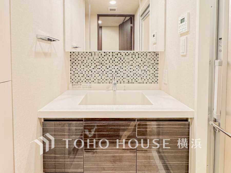 【2026年2月撮影】十分な大きさの洗面台は、身だしなみチェックや歯磨きなど、朝の慌ただしい時間でも余裕とゆとりを感じて頂けます。