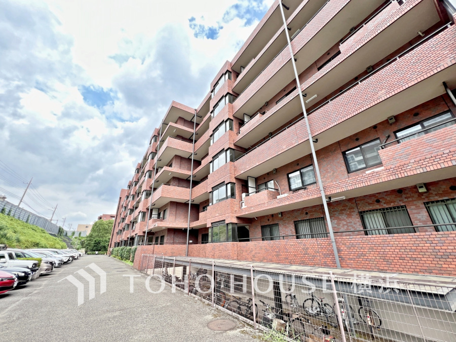 東急田園都市線「藤が丘」駅徒歩4分の好立地。時間のゆとりと空間、爽やかな陽光がもたらす光と風を贅沢なまでに感じる暮らしが始まります。