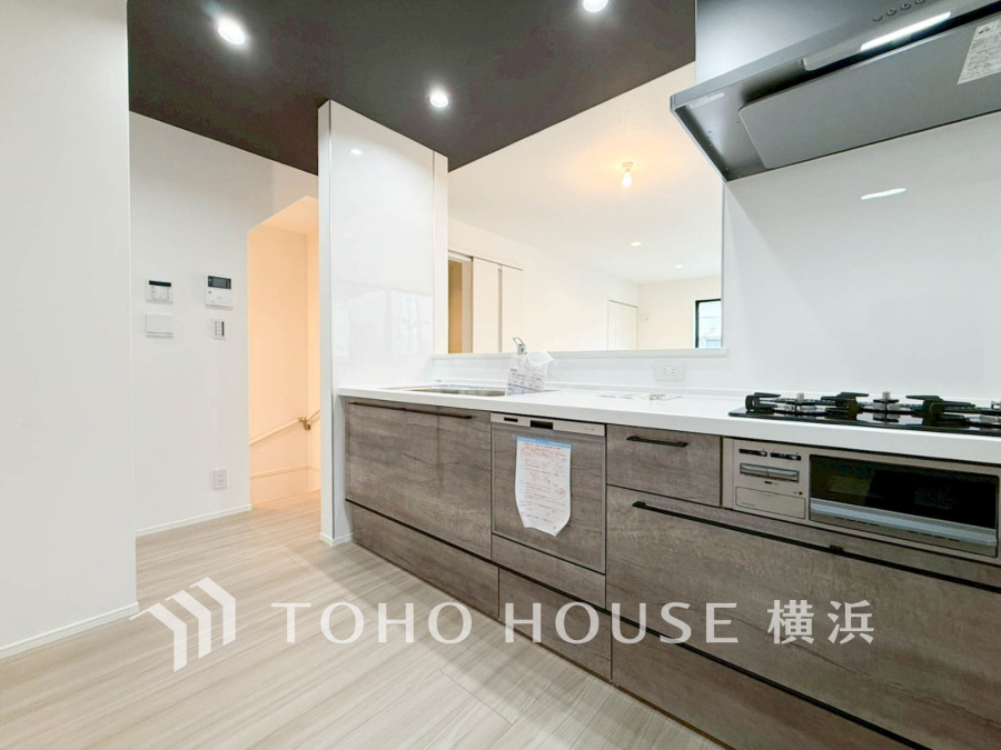 誰もが使いやすいデザインにこだわったキッチン。プライベートスペースを彩るインテリアとしての美と、快適な日常を支える機能性と強さがひとつになったキッチンです。