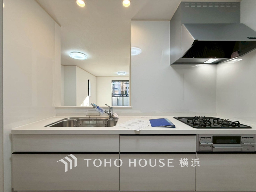 広く取られた対面キッチンは、リビングで寛ぐご家族と会話をしながらお料理が出来ます。高級感のあるカラーで空間をより上質な雰囲気にした、清潔感のあるデザインです。