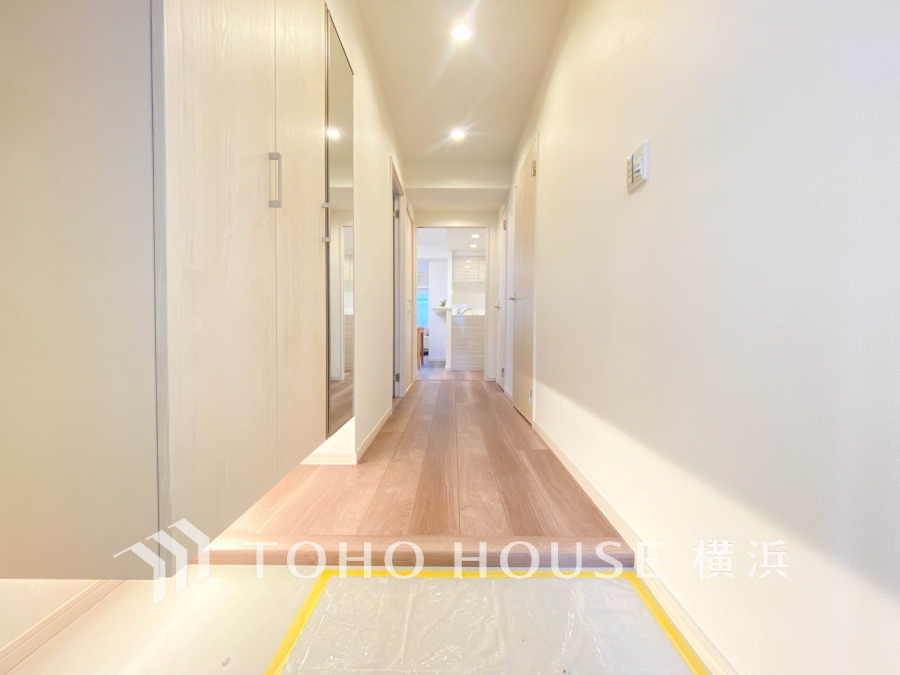上質感漂う玄関と廊下。居住者の帰り、訪れる方を優しく迎える・安らぎに満ちた生活空間を予感させる。健やかな暮らしを楽しめることでしょう。