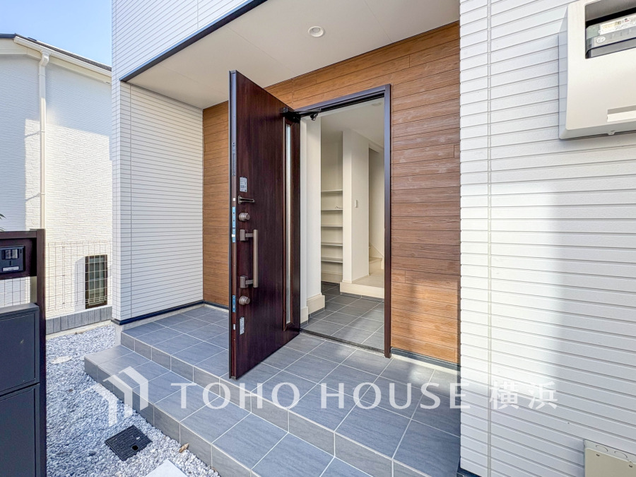 お客様をお迎えする玄関は落ち着いた雰囲気。帰り着くたびに洗練されたテイストの空間に迎えられ誇りと喜びを感じる玄関まわりです。