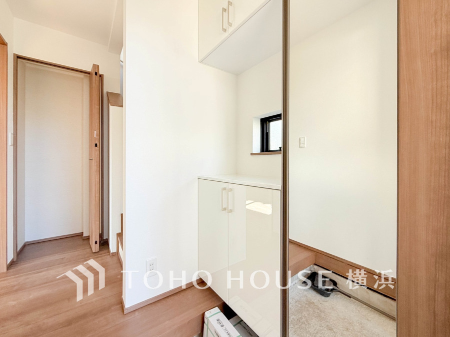 玄関には、お出かけ前の身だしなみチェックに便利な大型のミラーのついたシューズボックスを設置。
