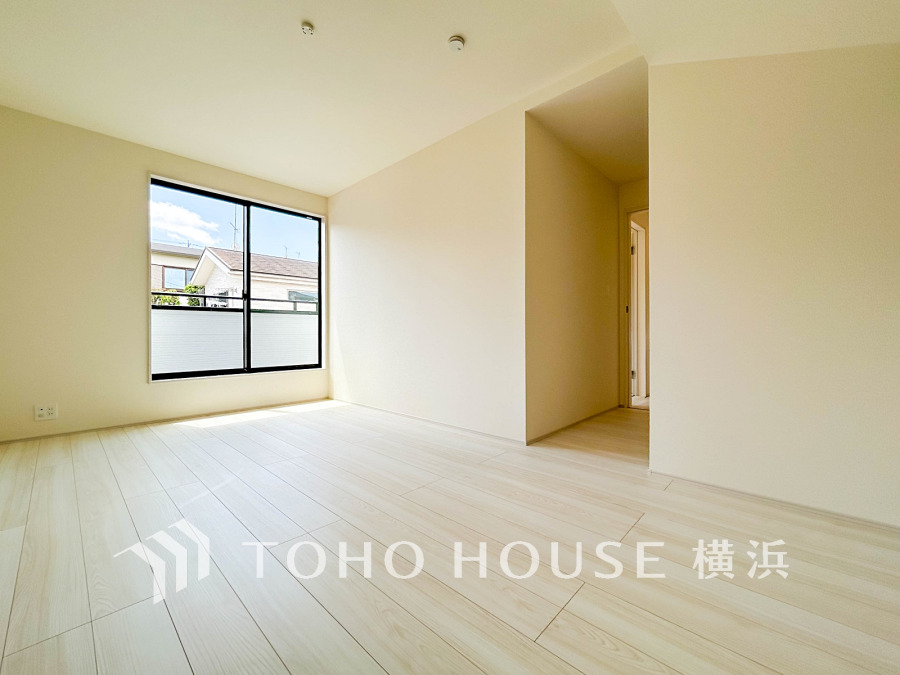大きな窓からは快適な光を取り入れ、通気性能を上げる事で居心地の良い空間を演出します。多くの時間を過ごす住まいだからこそ、いつも快適な場所であるように心掛けています。