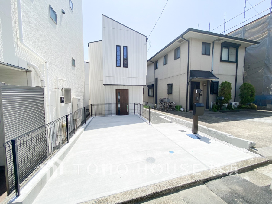 住む人を映し出す洗練された佇まいは、いつまでも輝き続けながらいつしか街の風景に溶け込んでいきます。