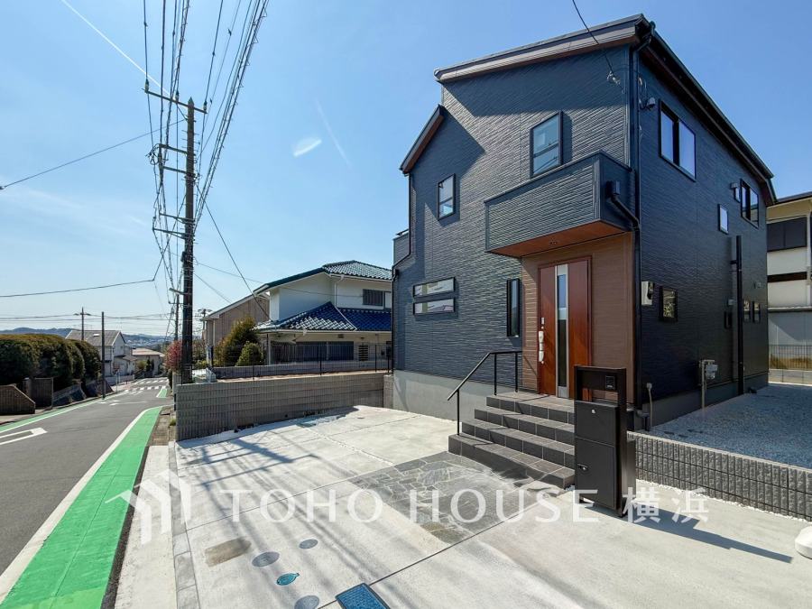 閑静な住宅街、ゆとりある前面道路に面した開放的な立地です。駐車場には2台駐車可能（車種によります）
