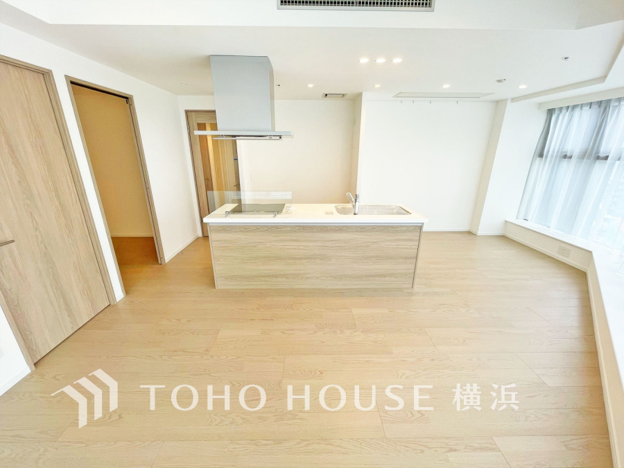 和やかで洗練された空間演出。寛ぎとコミュニケーションを育む場所。柔らかな陽射しが広がり、室内に開放感と爽快感をもたらします。