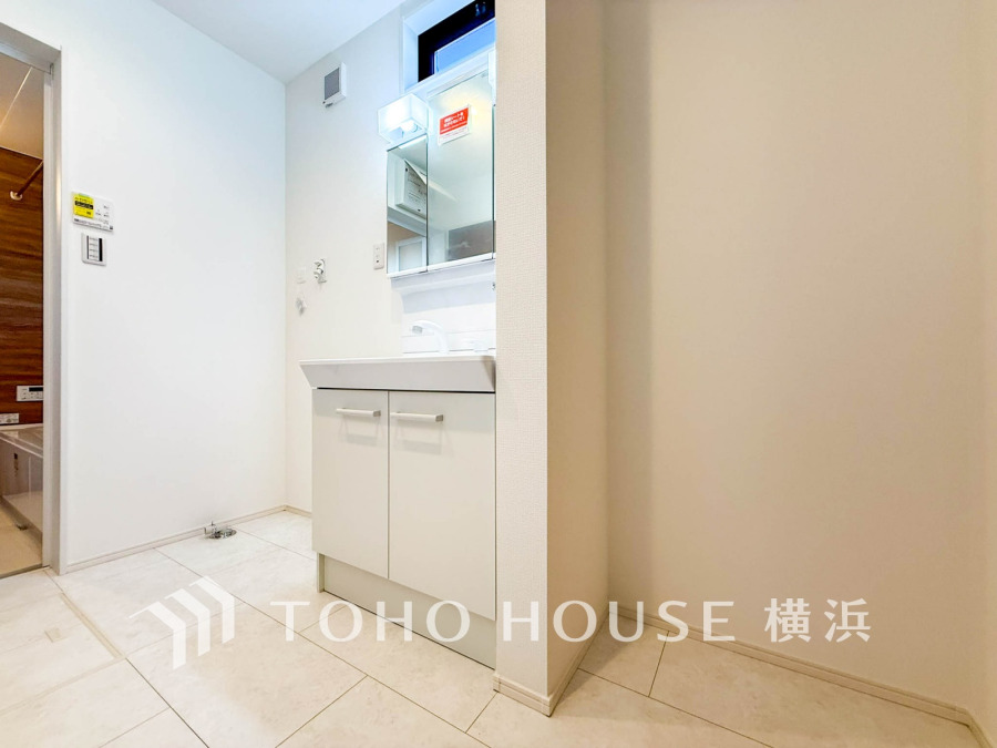 清潔感あふれる洗面スペース。収納力のある洗面台とゆったりした空間で、快適な毎日をサポートします。