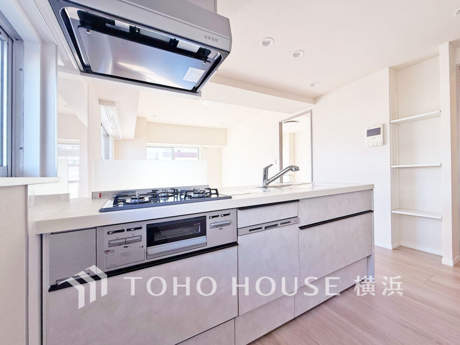 新規交換された清潔感溢れるシステムキッチン。スタイリッシュな対面式キッチンです。
